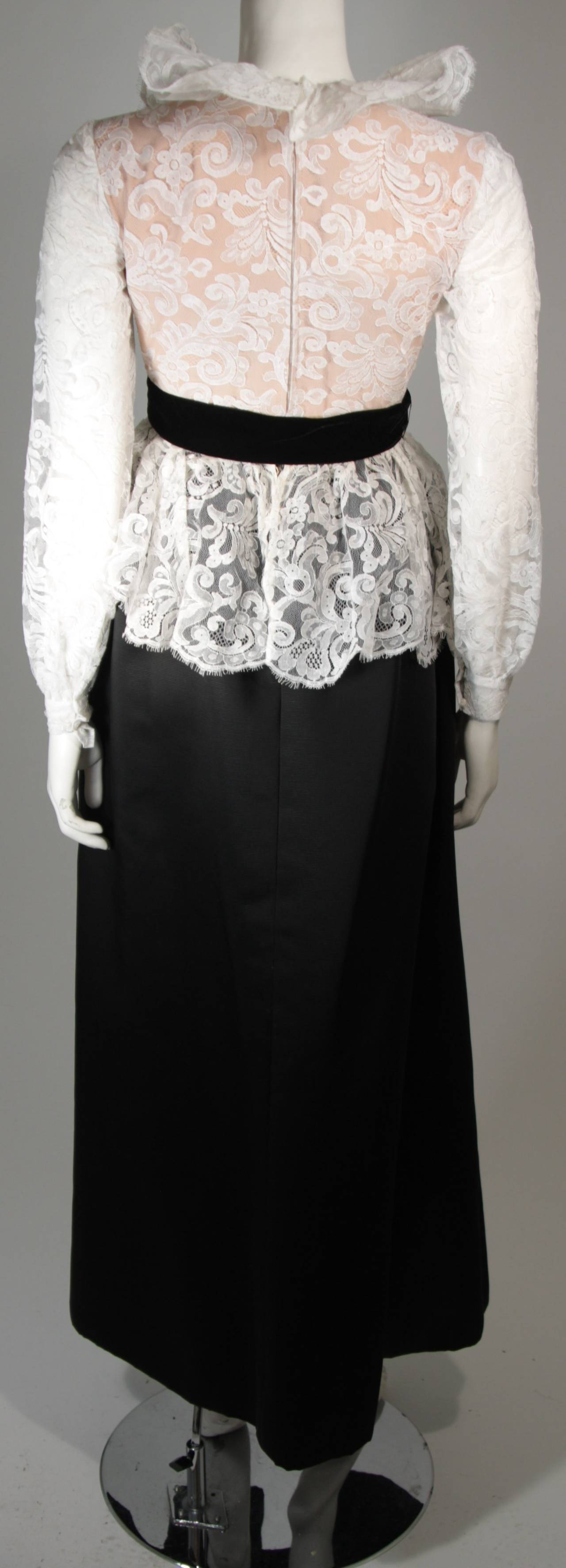 Oscar De La Renta Black & White Gown with Scalloped edged Lace Bodice Size Small For Sale 3