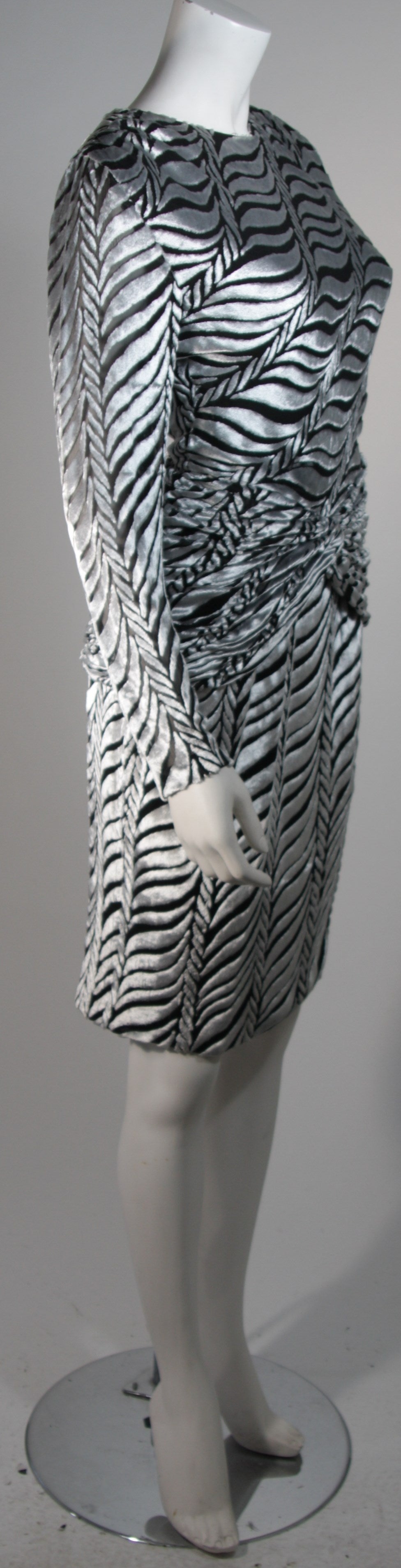 Vicky Tiel Black and Silver Burnout Striped Velvet Cocktail Dress Size Small In Excellent Condition In Los Angeles, CA