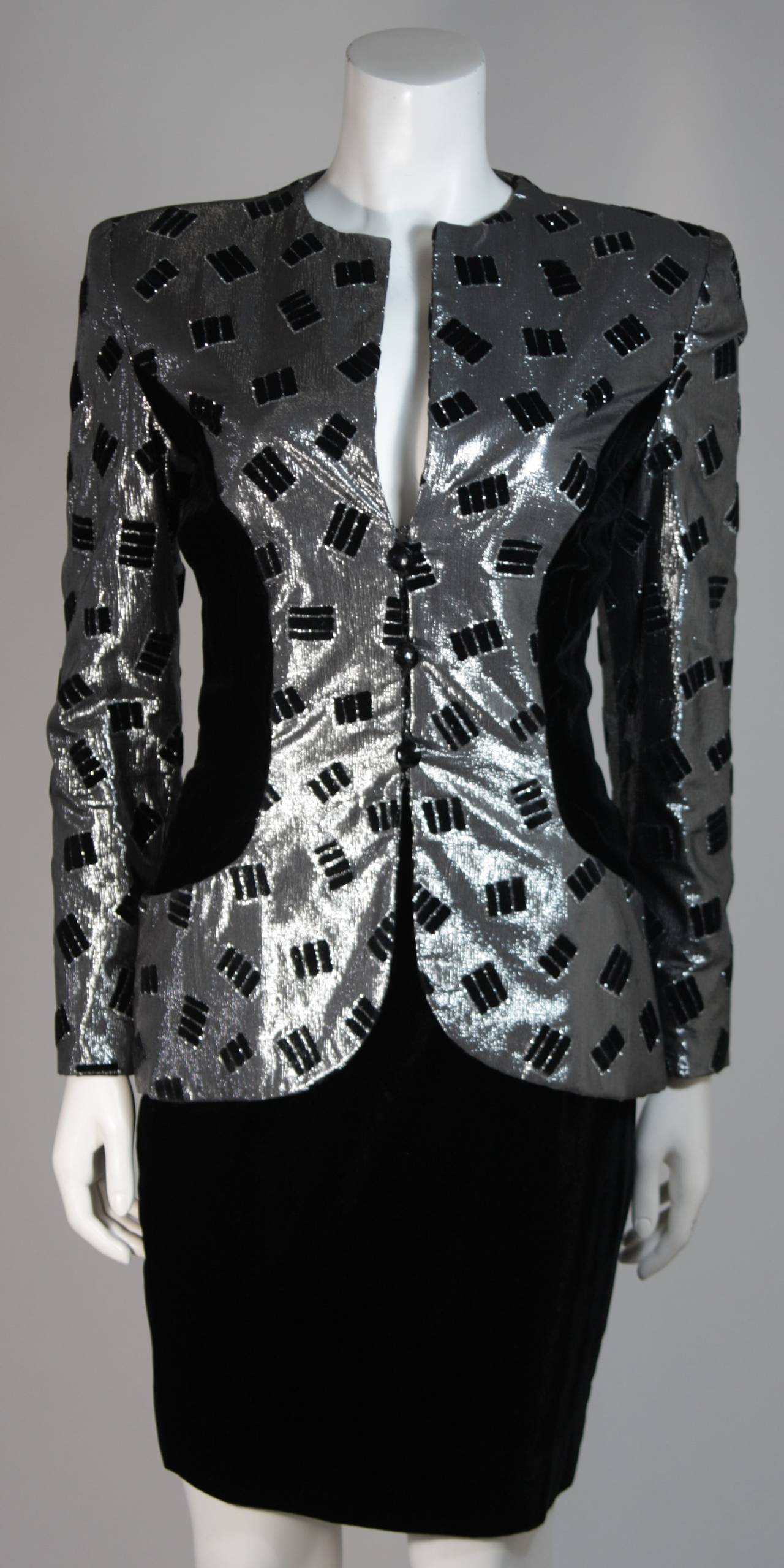 Vicky Tiel Silver Silk and Black Velvet Accent Skirt Suit Size 38 In Excellent Condition In Los Angeles, CA