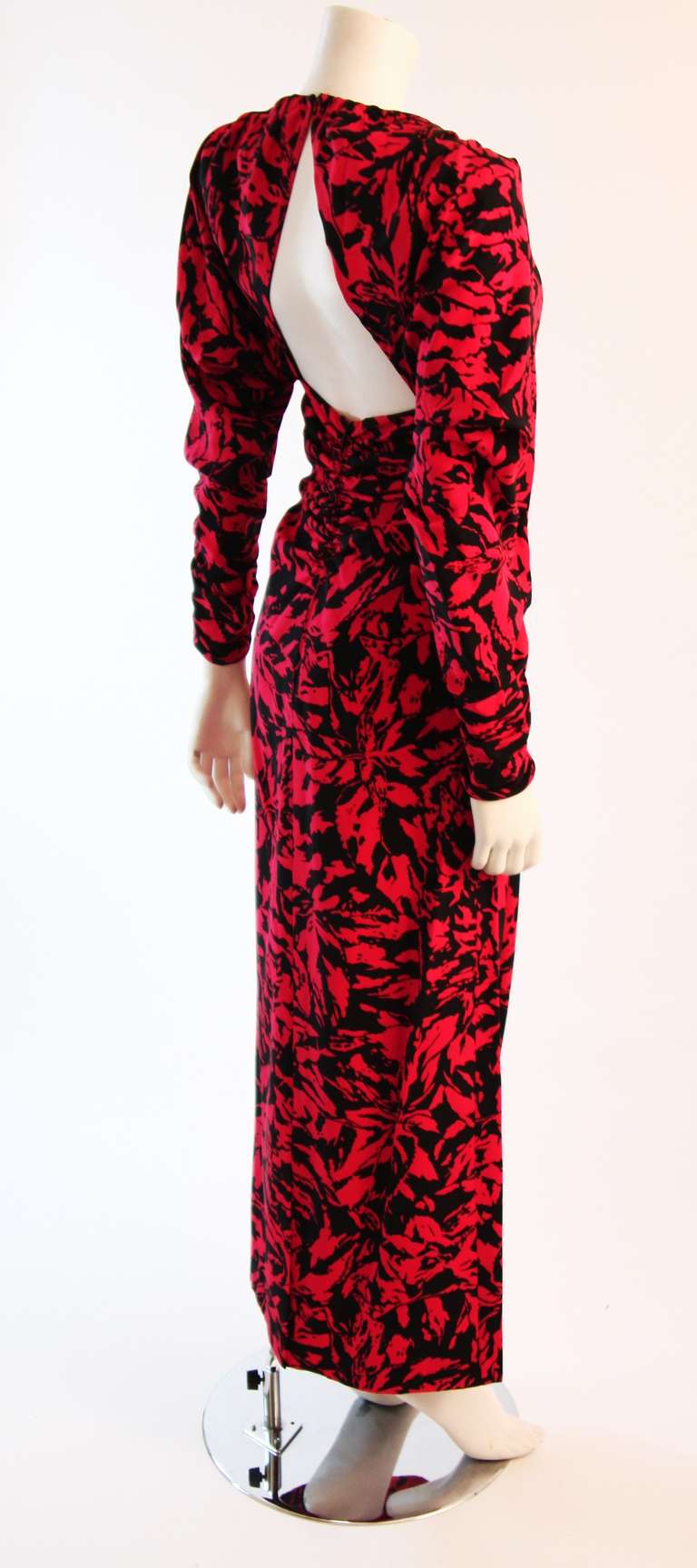 Stunning Nina RIcci Black and Red Open Back Abstract Silk Gown size 4 For Sale 3