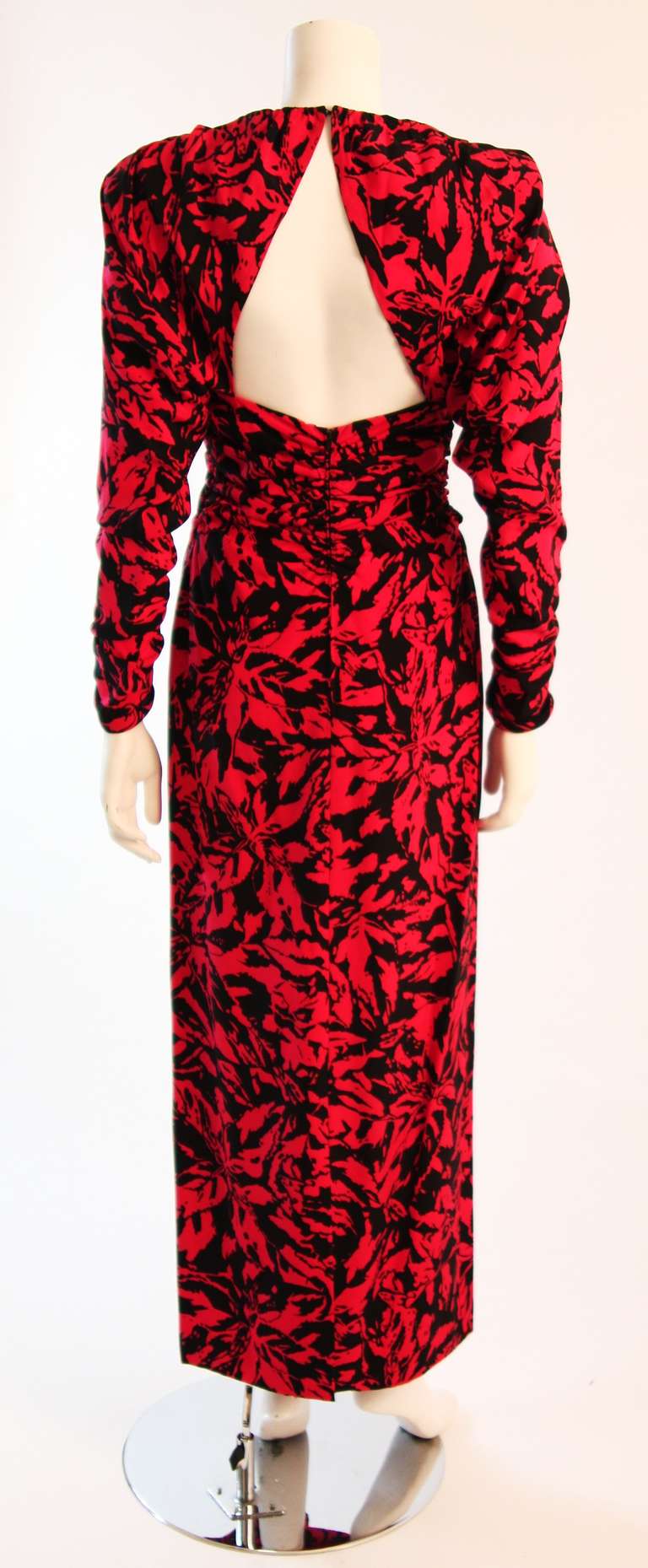 Stunning Nina RIcci Black and Red Open Back Abstract Silk Gown size 4 For Sale 4