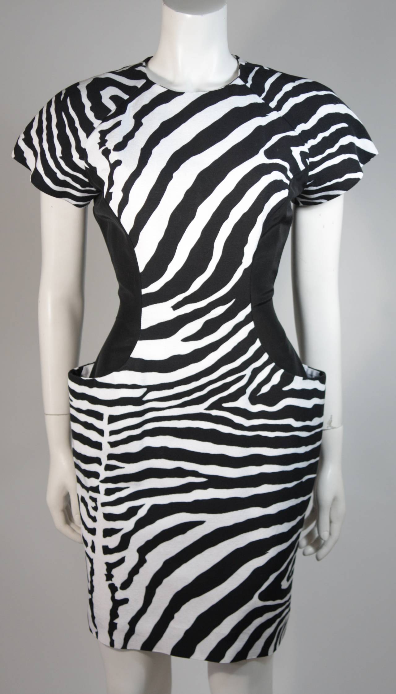 Vicky Tiel Black and White Zebra Patterned Cocktail Dress Size Small In Excellent Condition In Los Angeles, CA