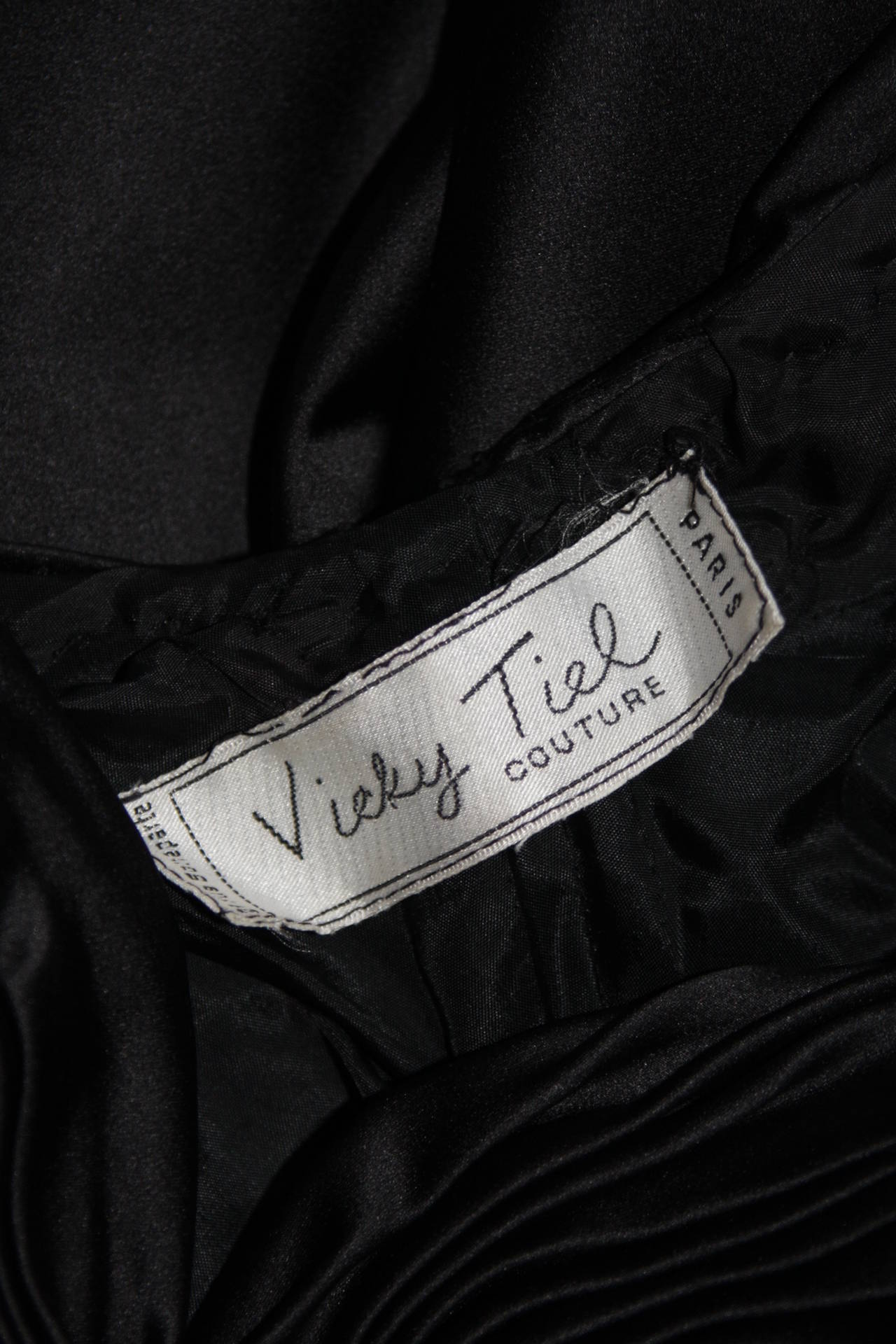 Vicky Tiel Black Gathered Gown with Velvet Skirt & Applique Size Small 6