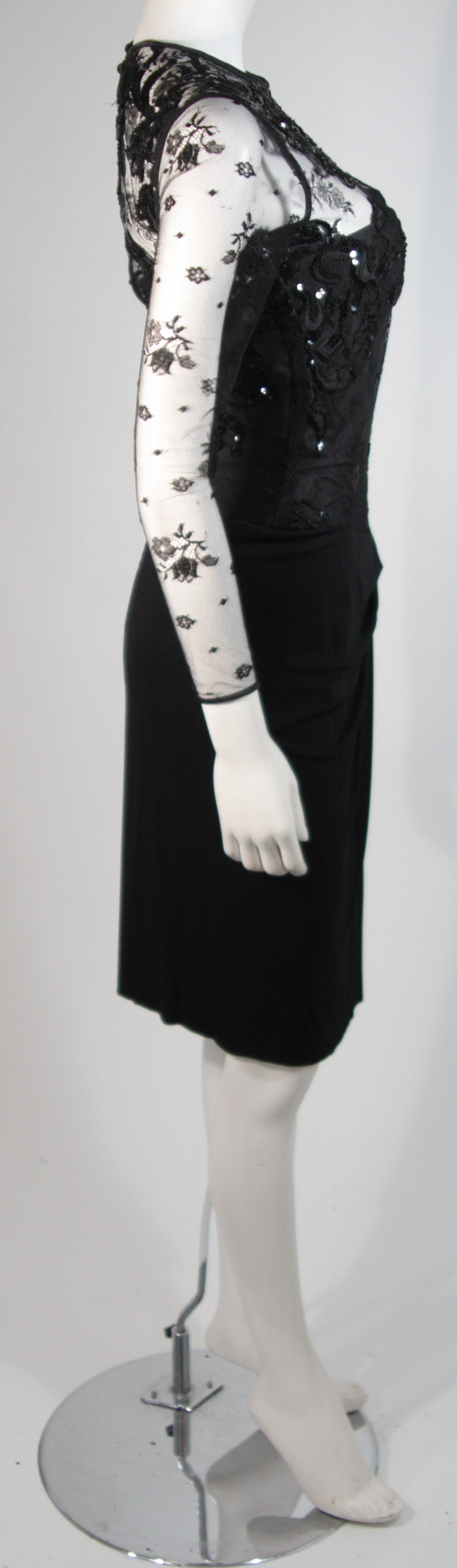 Vicky Tiel - Robe de cocktail en dentelle noire avec jupe en jersey drapée, taille S en vente 1
