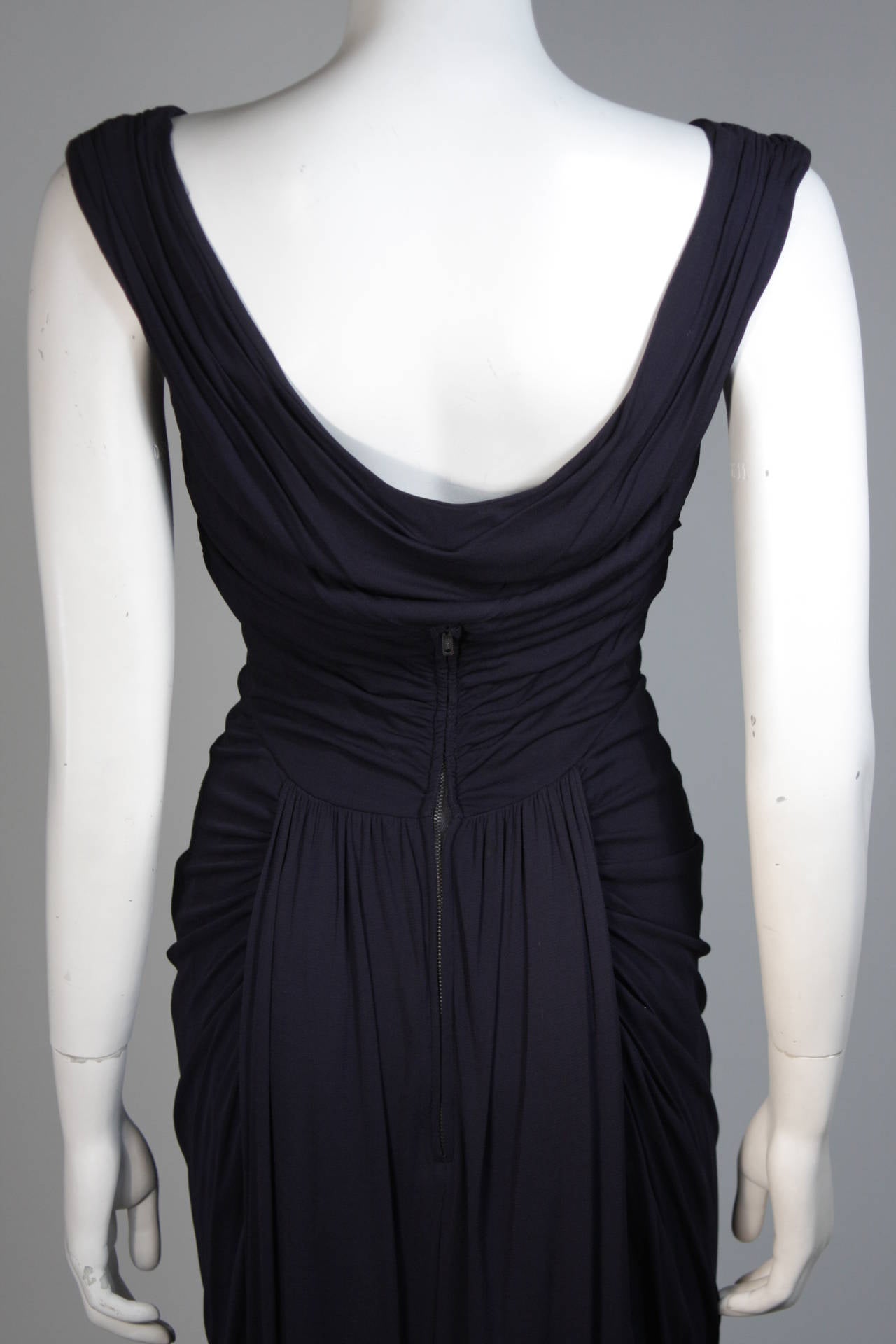 Ceil Chapman Marineblaues drapiertes Jersey-Kleid, Größe Small im Angebot 4