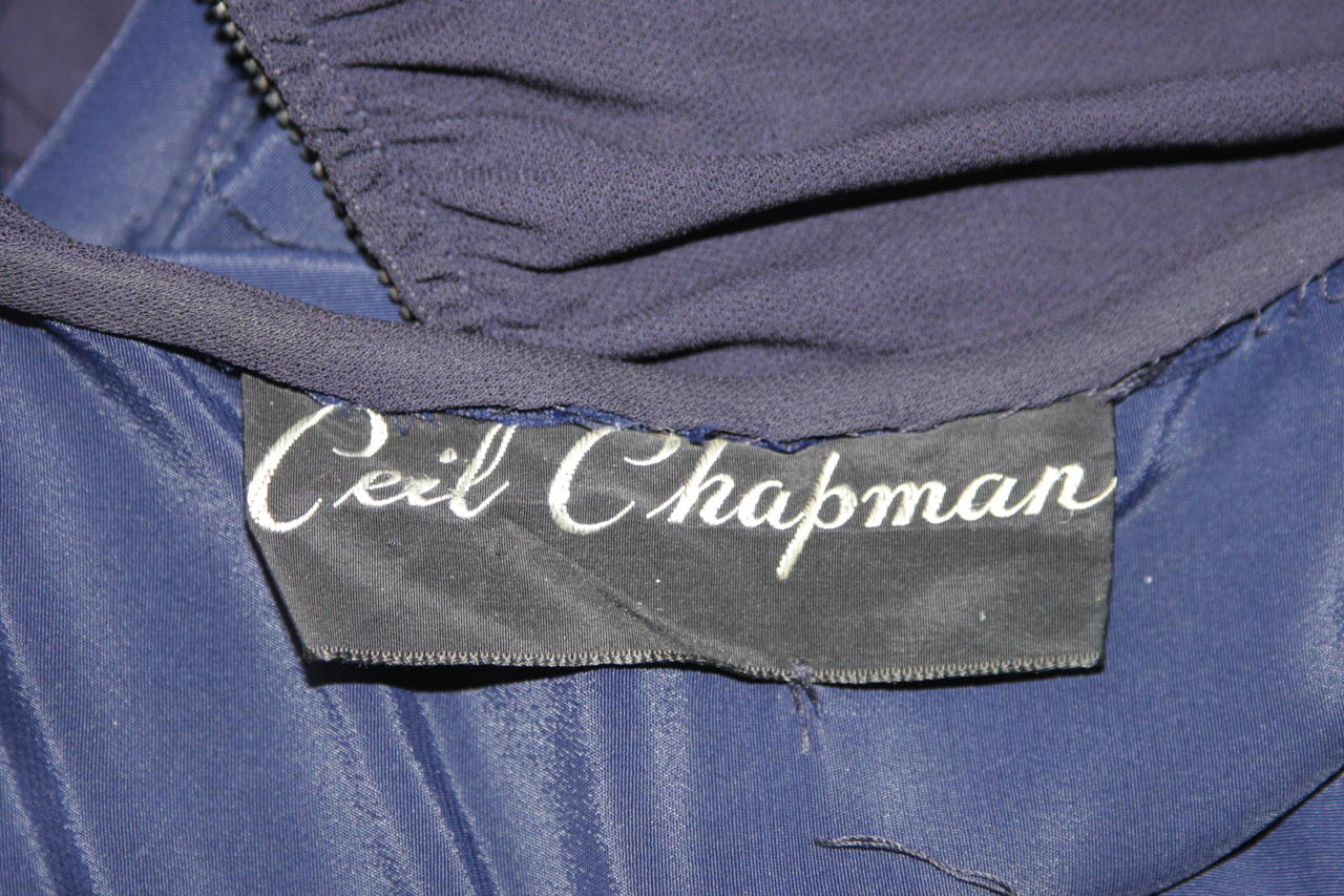 Ceil Chapman Marineblaues drapiertes Jersey-Kleid, Größe Small im Angebot 5
