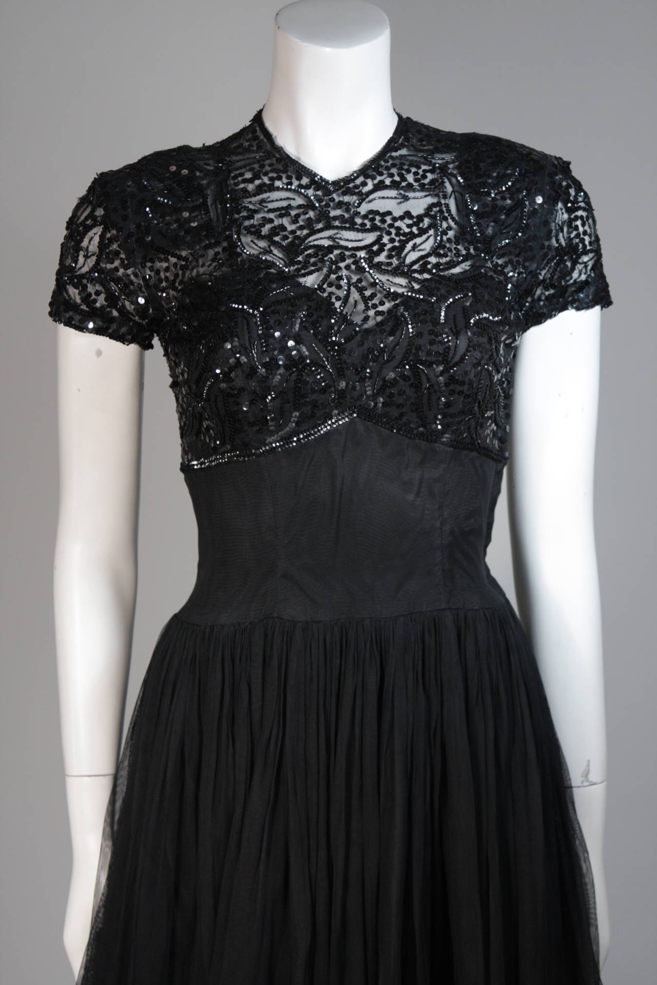 Noir Ceil Chapman - Robe noire à corsage perlé attribuée à Ceil Chapman, taille S en vente