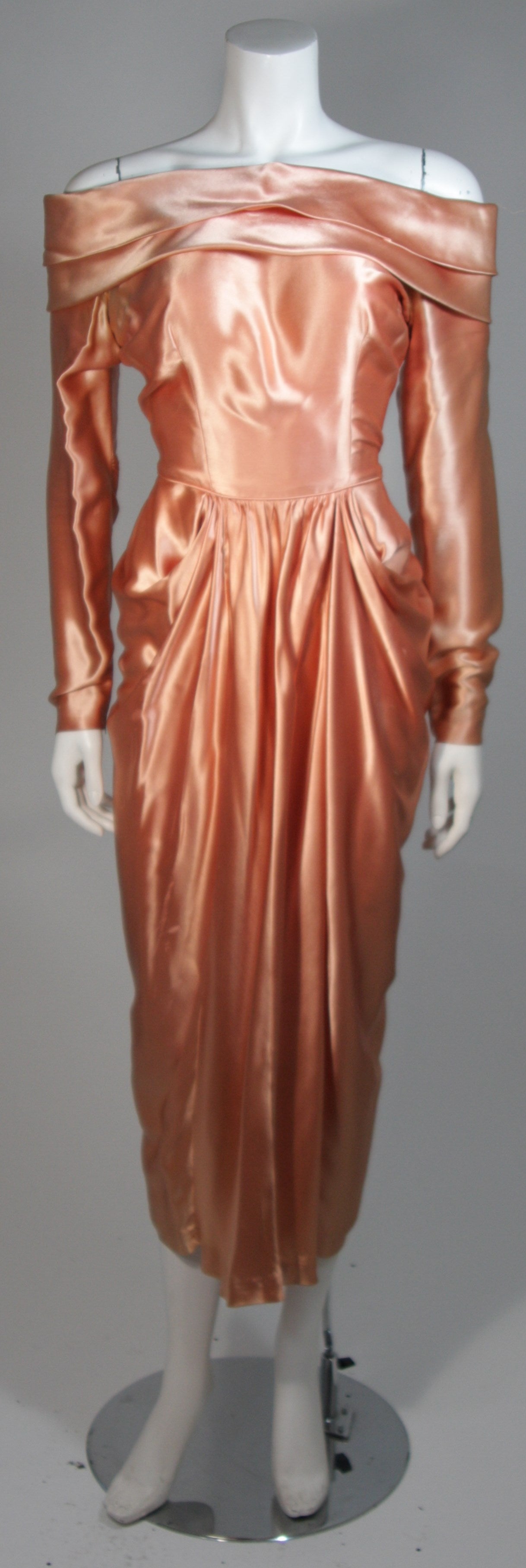 Ceil Chapman Drapiertes Seidenkleid in einem Pfirsich-Champagne-Farbton Größe 4-6