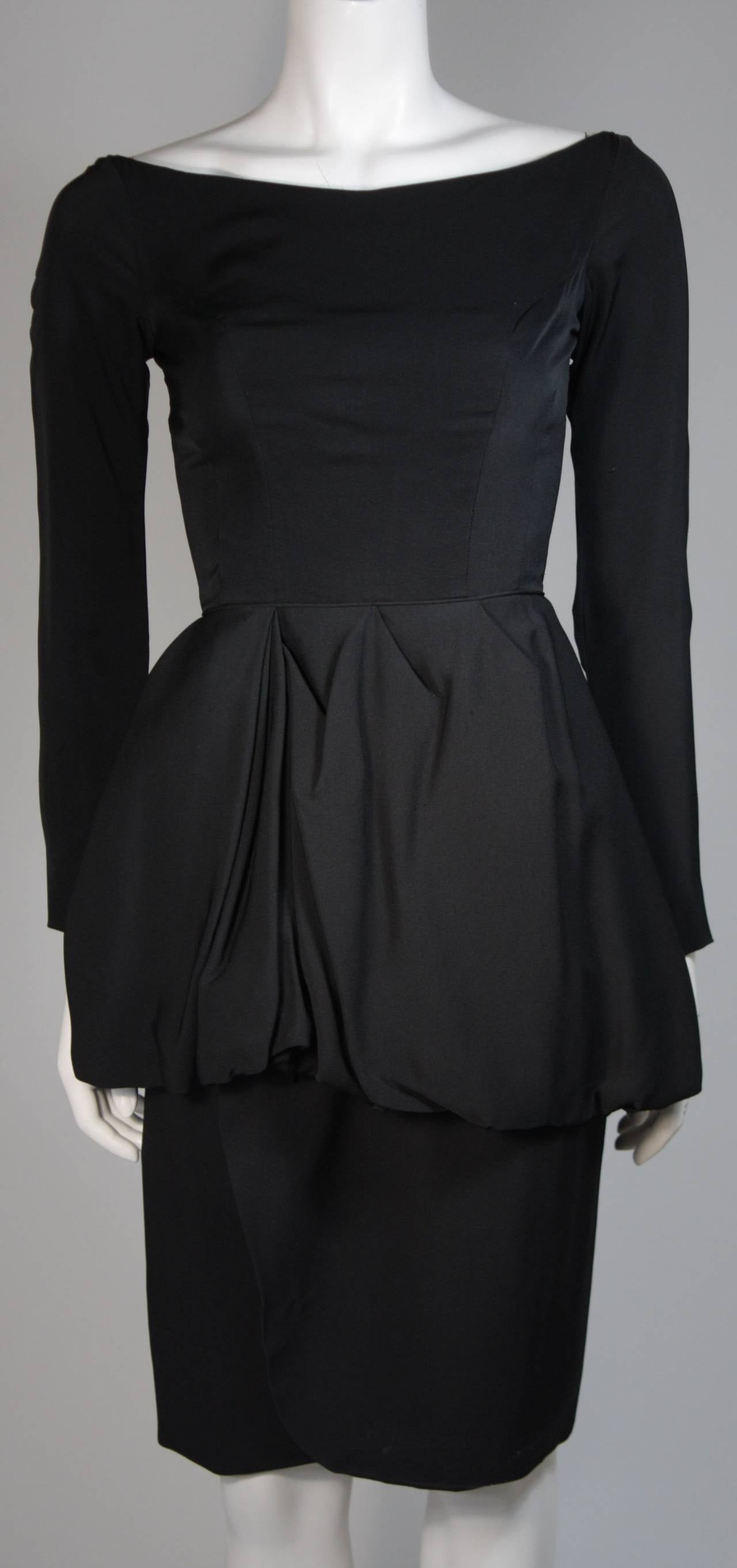 Noir Ceil Chapman - Robe noire drapée à coutures princesse et taille péplum style péplum, taille XS en vente