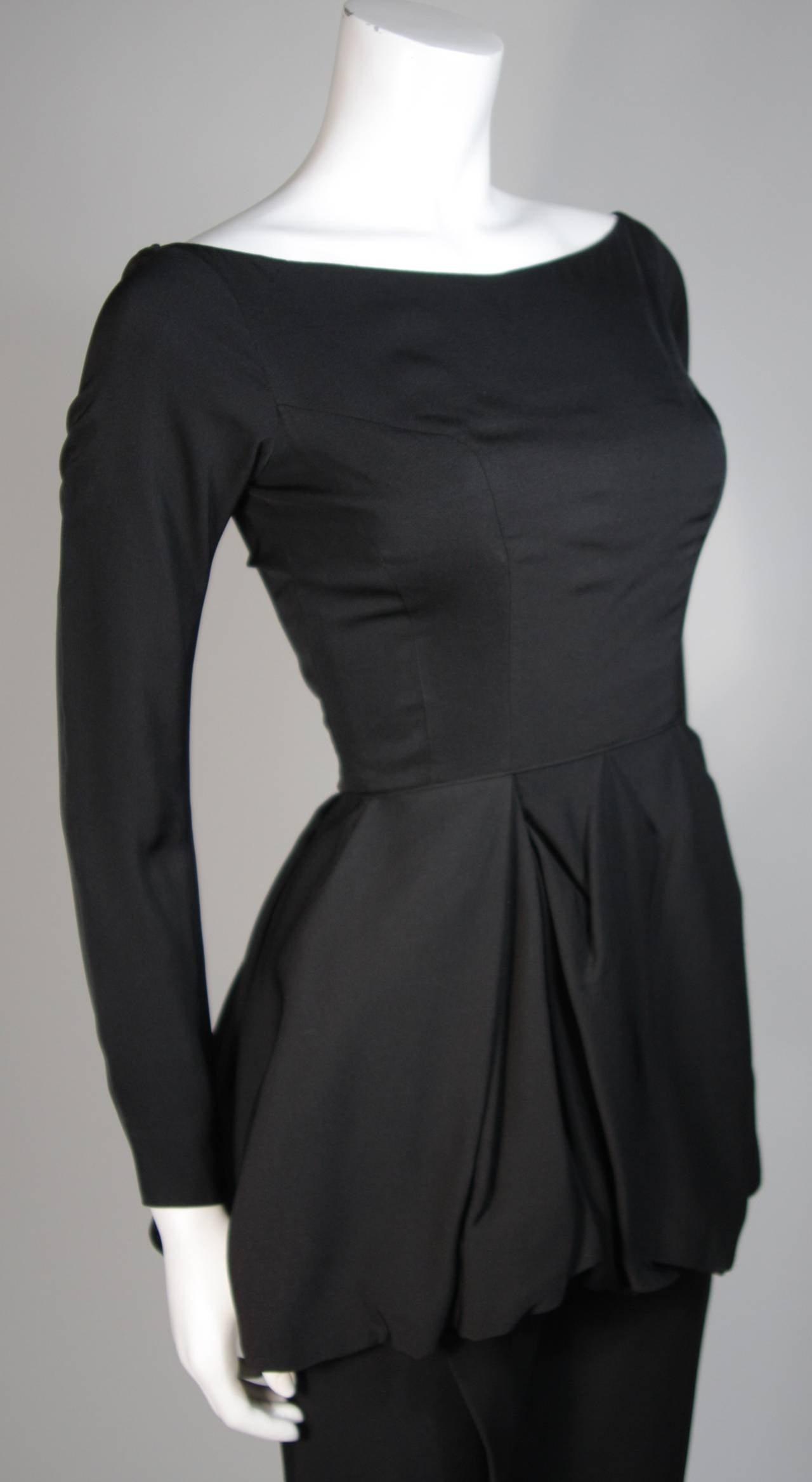 Ceil Chapman - Robe noire drapée à coutures princesse et taille péplum style péplum, taille XS Pour femmes en vente