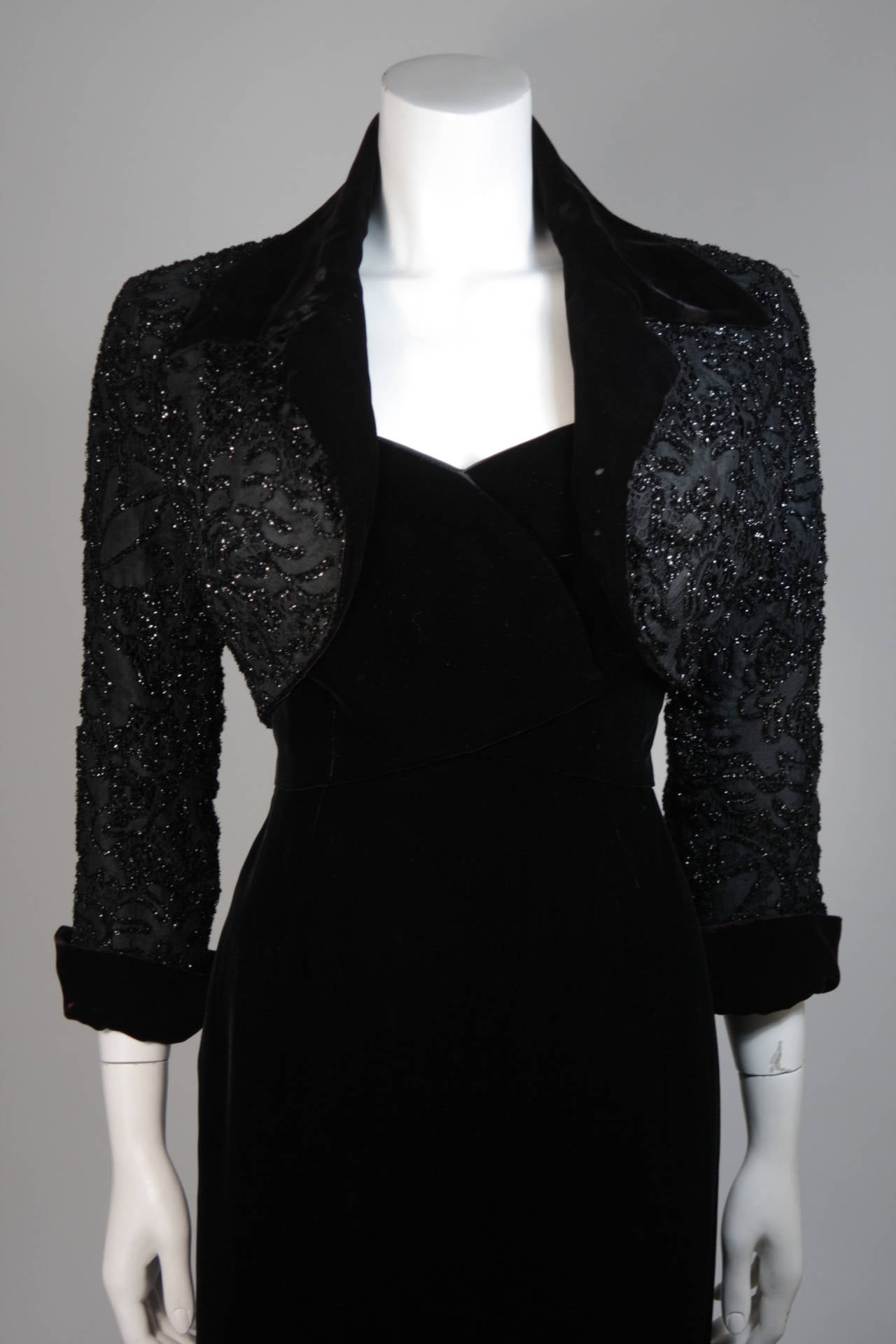 Noir Howard Greer - Robe en velours deux pièces avec boléro perlé Mildred Moore - Taille Small en vente
