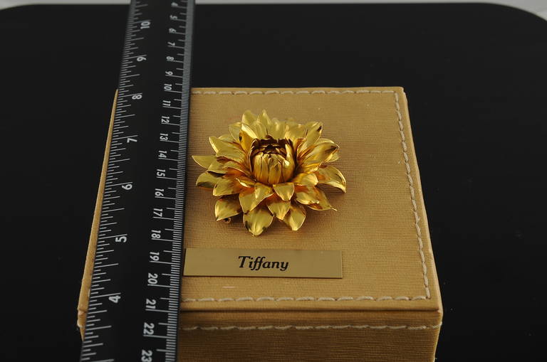 Tiffany Gold Chrysanthemum Brooch  In Excellent Condition In Los Angeles, CA