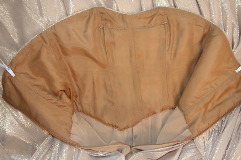 Elizabeth Mason Couture Robe drapée sans bretelles or sur mesure en vente 3