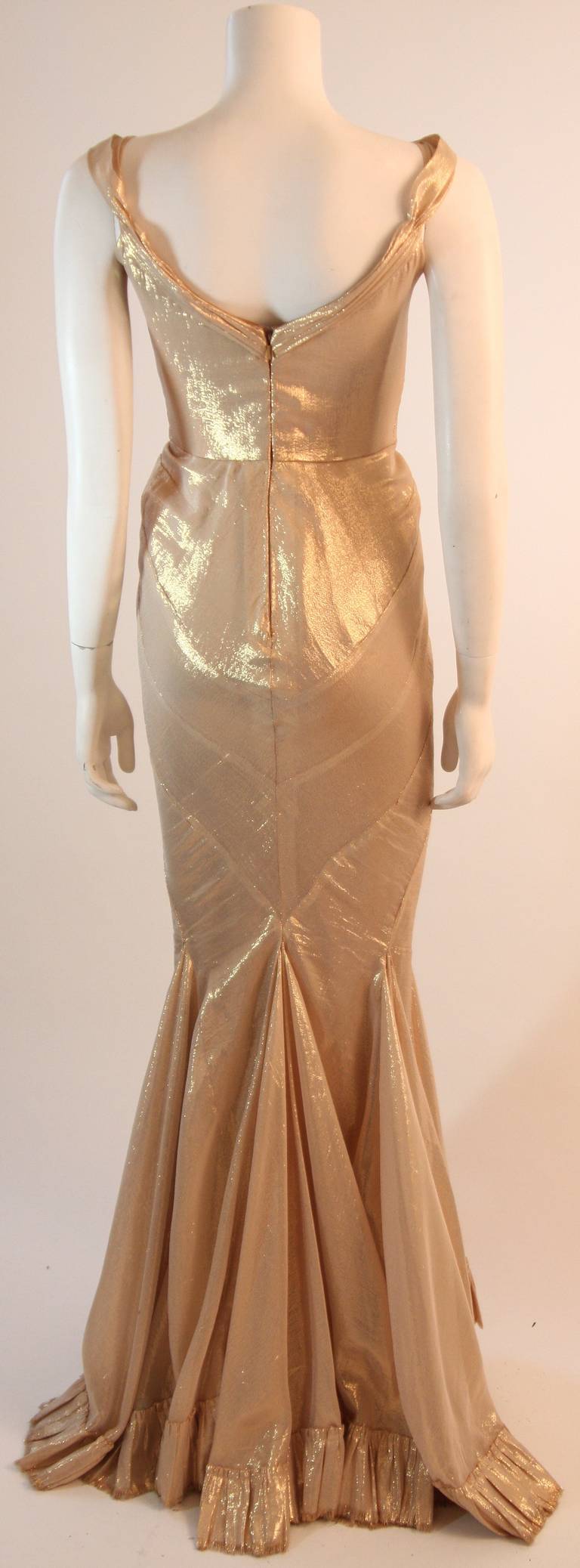 ELIZABETH MASON COUTURE Bata coja de seda dorada a medida en venta 1