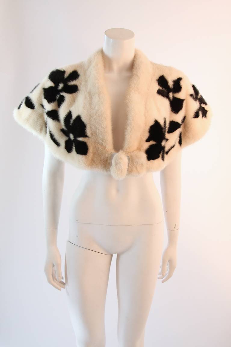 This is a phenomenal mink cape let for Bergdorf Goodman. This is a very rare beauty and an absolute stunner. Beautiful addition to stylize any gown or daytime ensemble. Features a slip buckle closure. Absolutely fabulous. 

Measures