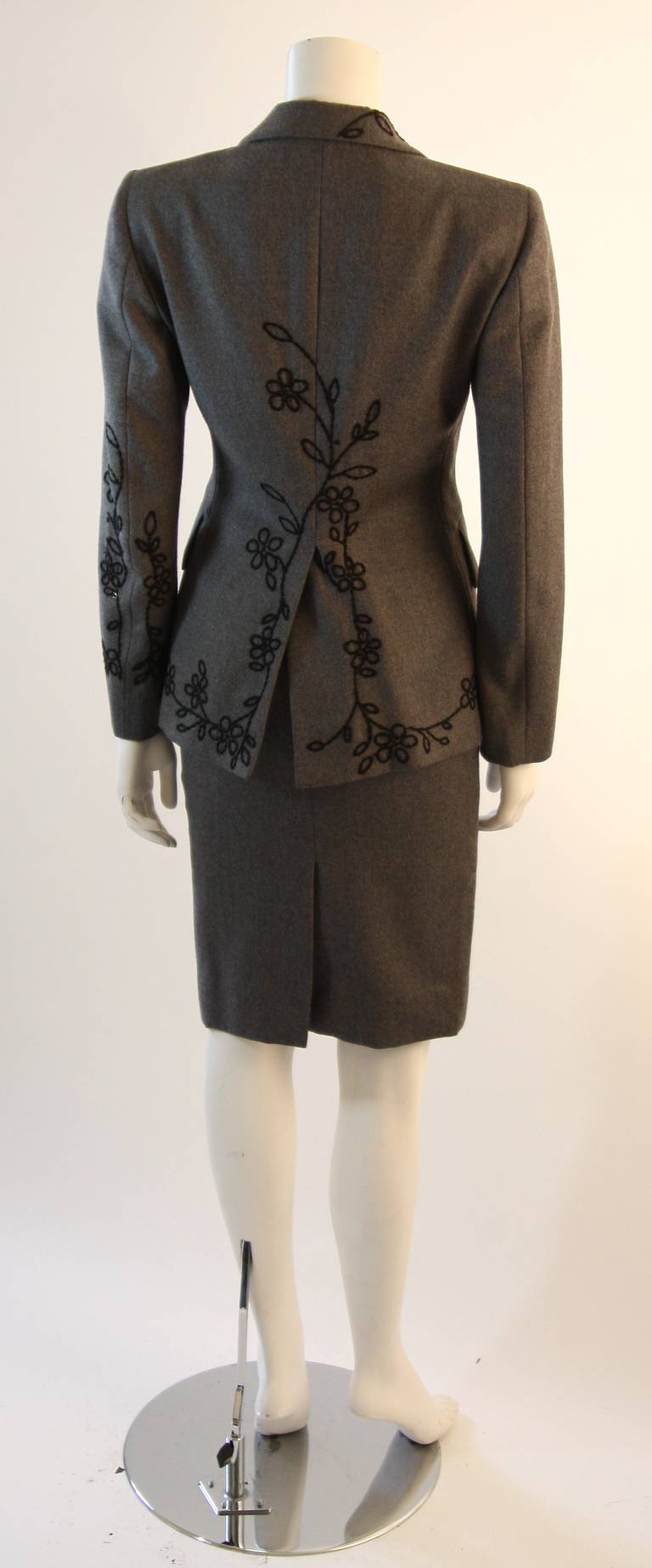 Tailleur jupe en laine Moschino Cheap and Chic avec motif floral en forme de insecte pour femme  Taille 4, neuve Pour femmes en vente