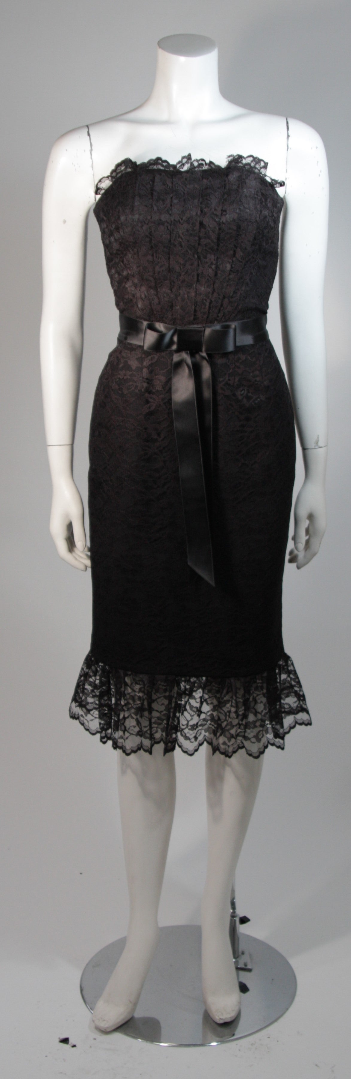 Noir Elizabeth Mason Couture - Robe en dentelle convertible en robe de cocktail, faite sur commande en vente