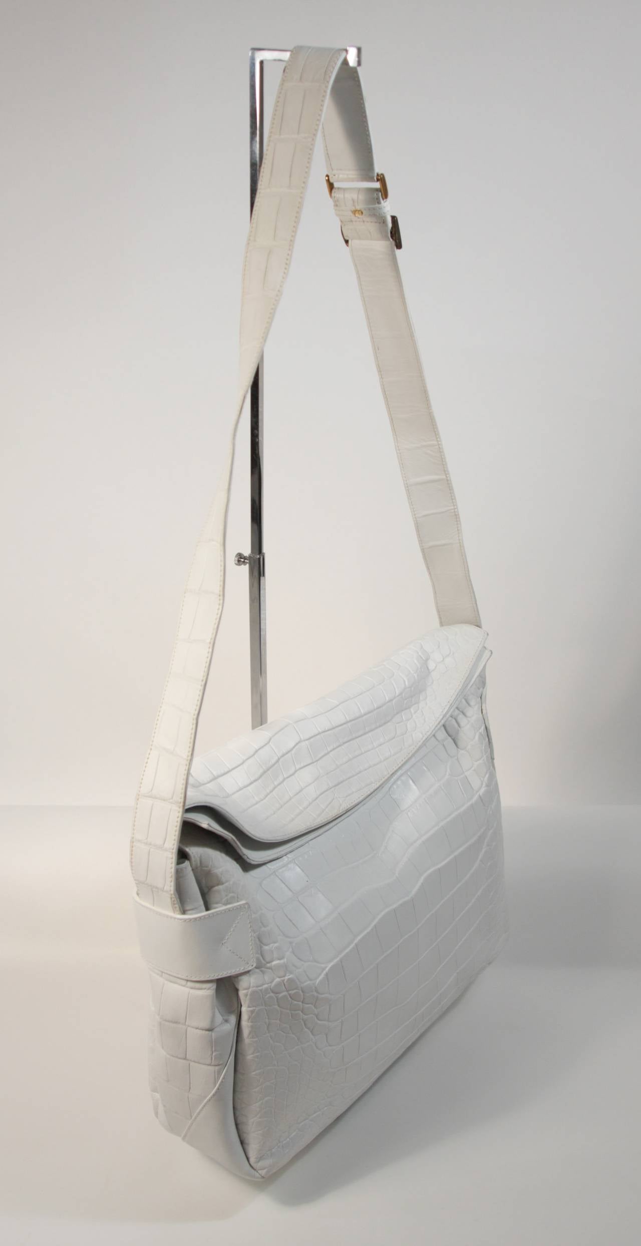 Gucci White Crocodile Messenger Style Handbag In Excellent Condition In Los Angeles, CA
