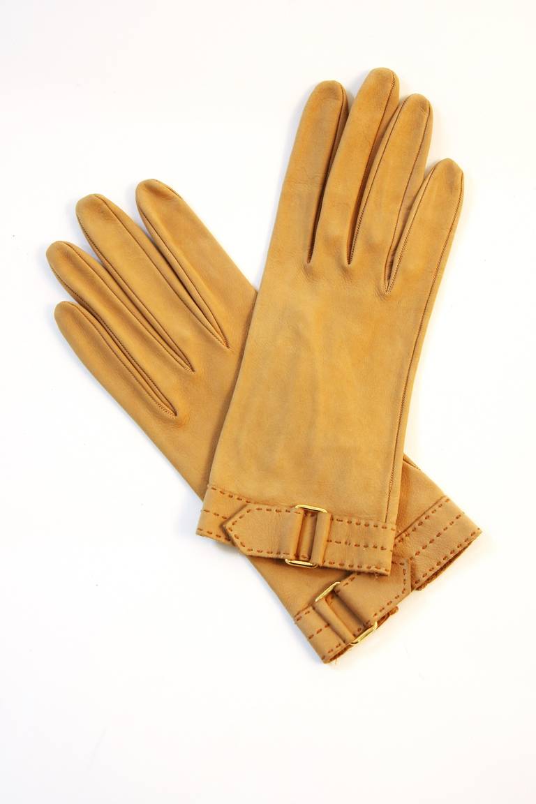 This is a pair of beautiful Hermes gloves. They are composed of a wonderfully soft and pliable leather. There is a wonderful gold buckle and top stitch detail. There is some light signs of use and soil.

Measures (Approximately)
Length: Tip of