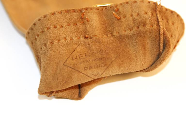 Hermes Vintage Tan Leather Gloves with Wrist Buckle Detail size 7 In Excellent Condition In Los Angeles, CA