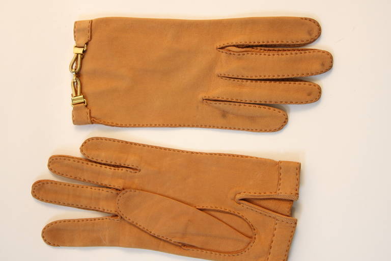 Gorgeous Pair of Roger Fare Gloves with Gold Hardware In Excellent Condition In Los Angeles, CA