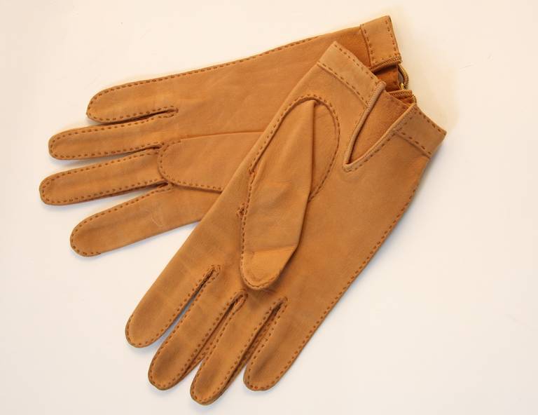Women's Gorgeous Pair of Roger Fare Gloves with Gold Hardware