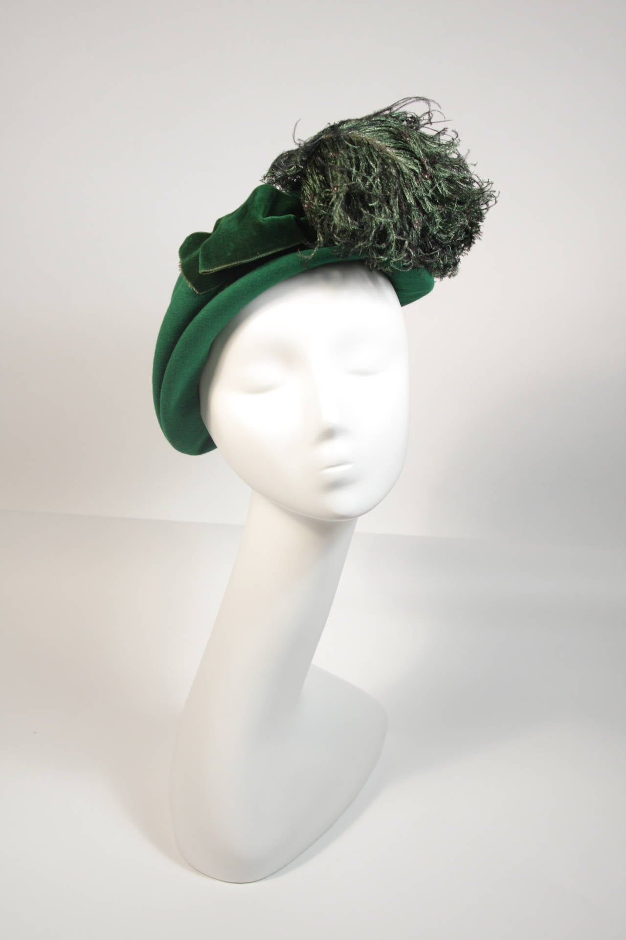 This Gladys & Belle hat is composed of a green fur felt and velvet. The hat is accented with feather. Lovely deign. In excellent vintage condition. Made in USA.

**Please cross-reference measurements for personal accuracy. The size listed in the