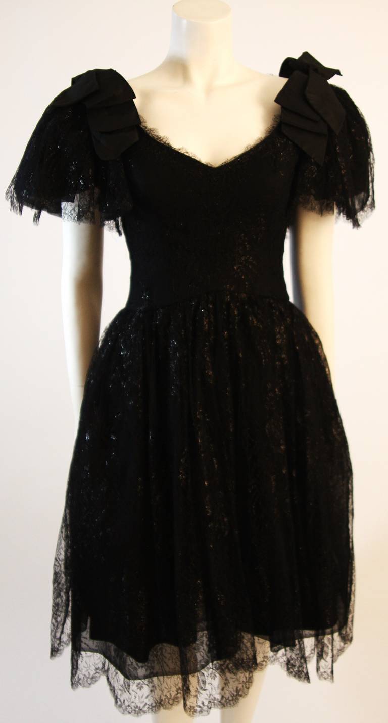 Noir Jolie robe de cocktail noire Nolan Miller avec manches en dentelle et nœud en vente