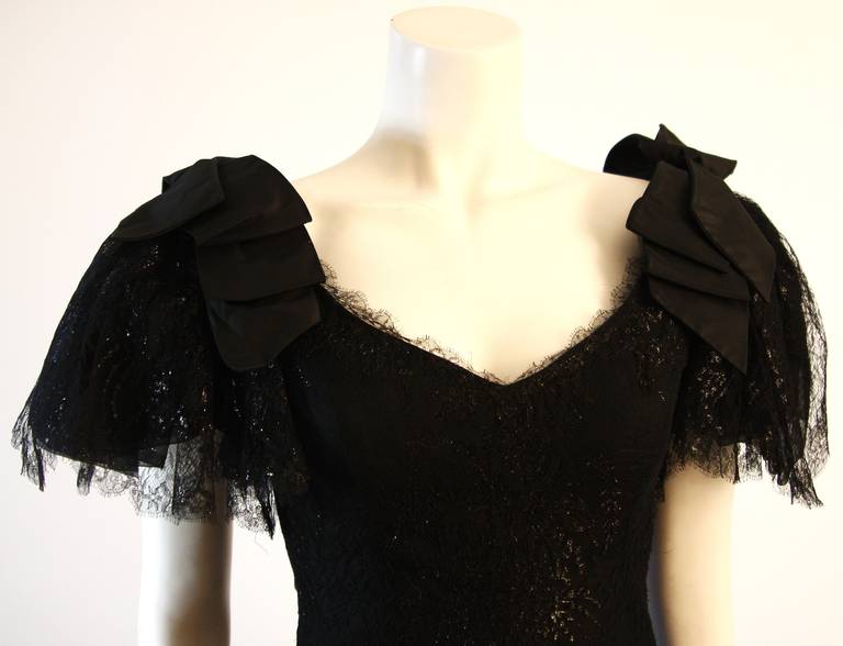Jolie robe de cocktail noire Nolan Miller avec manches en dentelle et nœud Excellent état - En vente à Los Angeles, CA