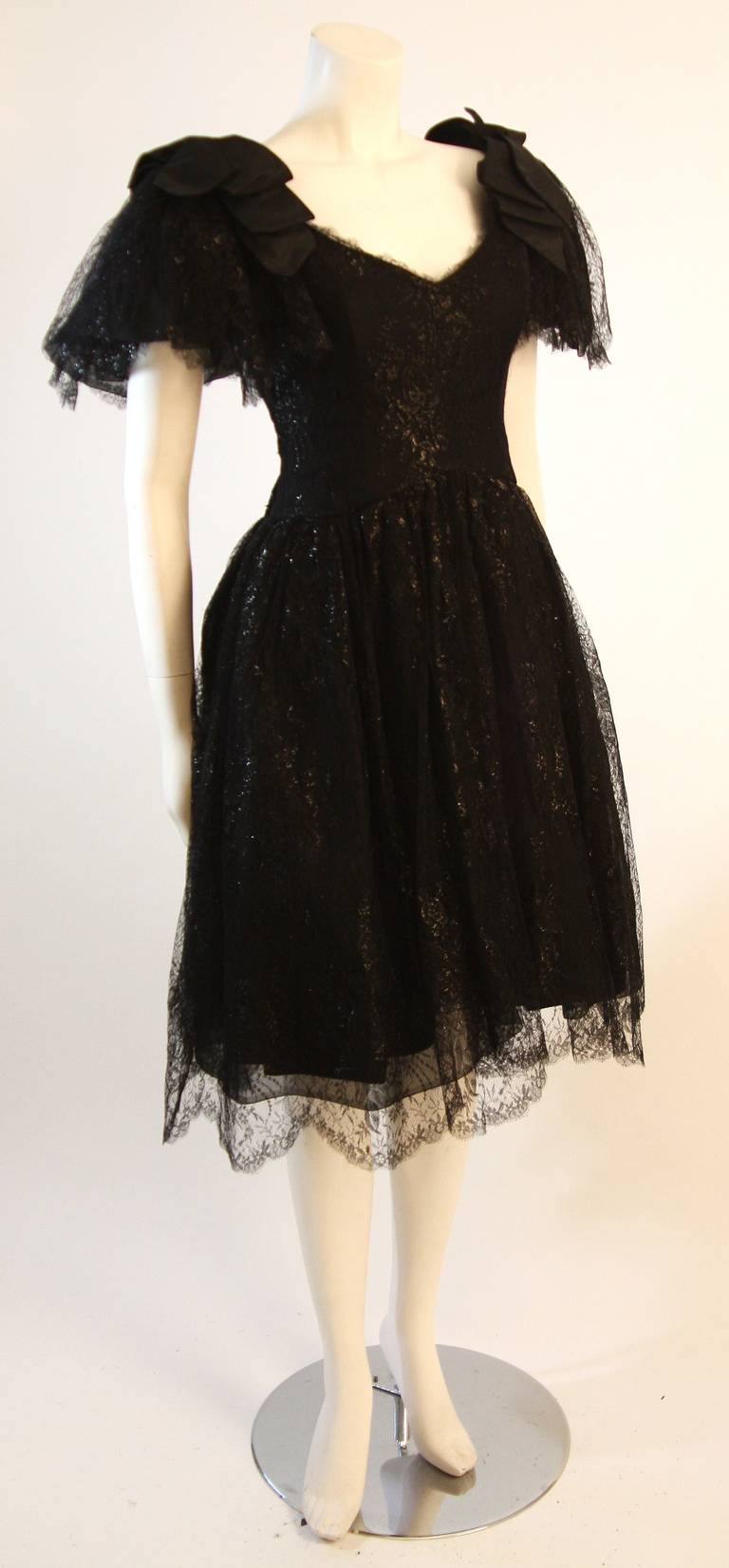 Jolie robe de cocktail noire Nolan Miller avec manches en dentelle et nœud Pour hommes en vente