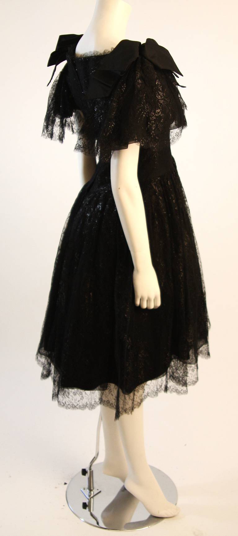Jolie robe de cocktail noire Nolan Miller avec manches en dentelle et nœud en vente 1