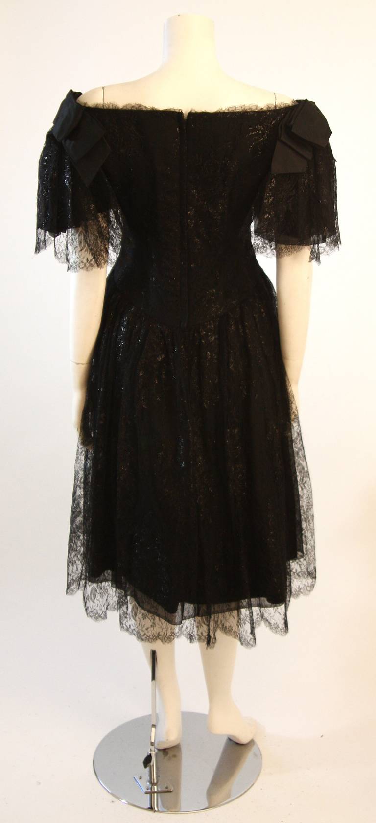 Jolie robe de cocktail noire Nolan Miller avec manches en dentelle et nœud en vente 3