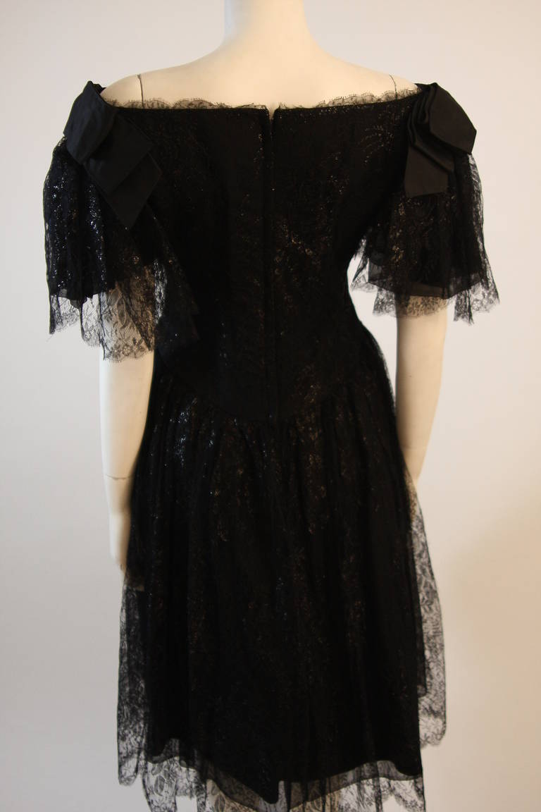 Jolie robe de cocktail noire Nolan Miller avec manches en dentelle et nœud en vente 4