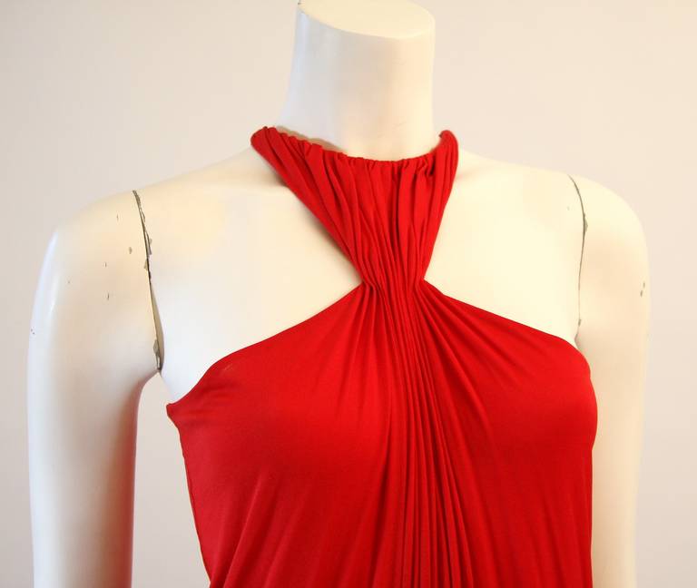 Precioso Vestido de Jersey Rojo con Fruncidos y Halter Estilo Racer en Excelente estado para la venta en Los Angeles, CA