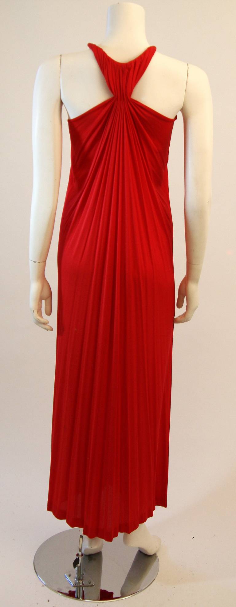 Precioso Vestido de Jersey Rojo con Fruncidos y Halter Estilo Racer en venta 4