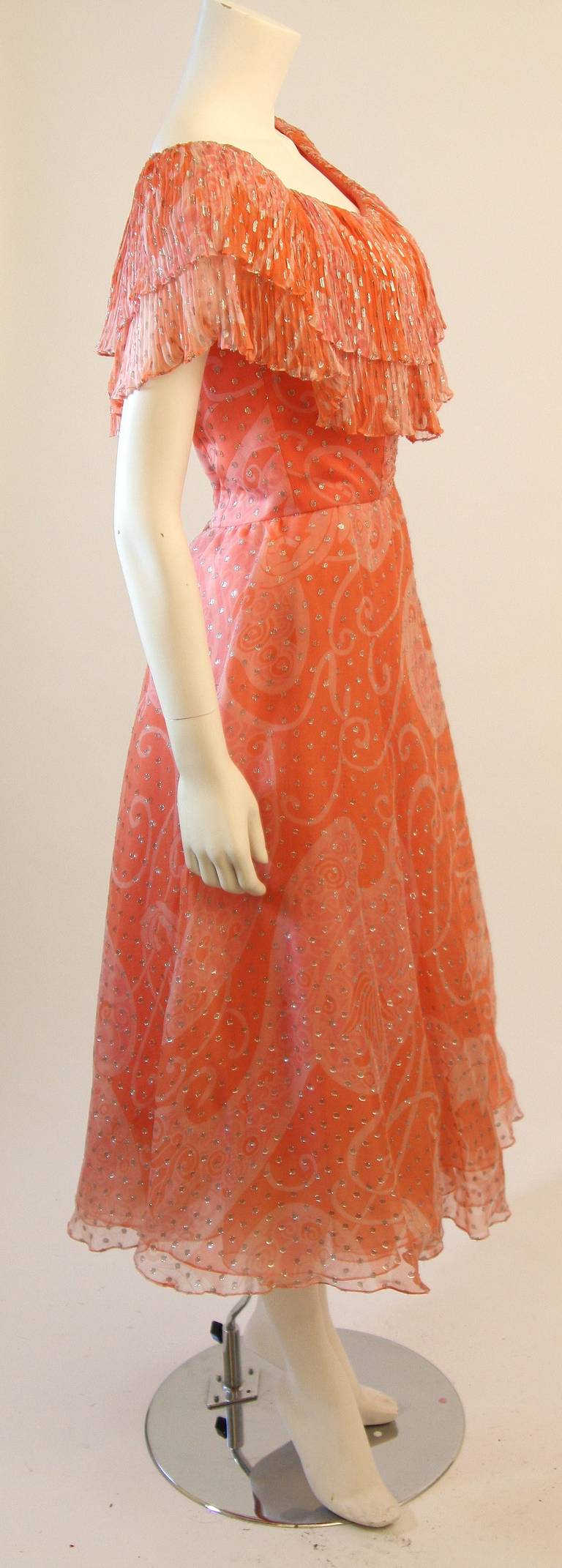 Diane Dickerson Koralle Chiffon Kleid mit Rüschen Größe 6 im Zustand „Hervorragend“ im Angebot in Los Angeles, CA
