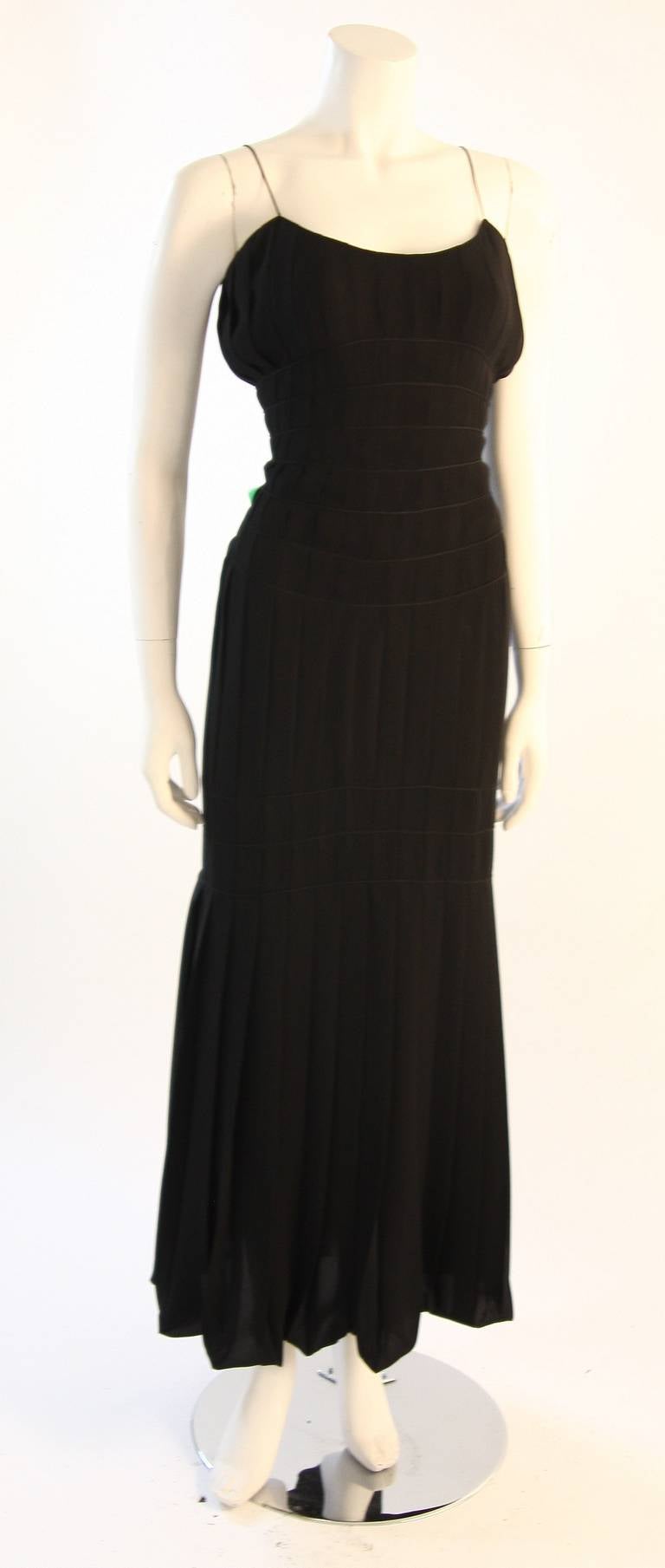 Noir Thierry Mugler - Superbe robe de soirée plissée en soie avec pompons, taille 38 en vente