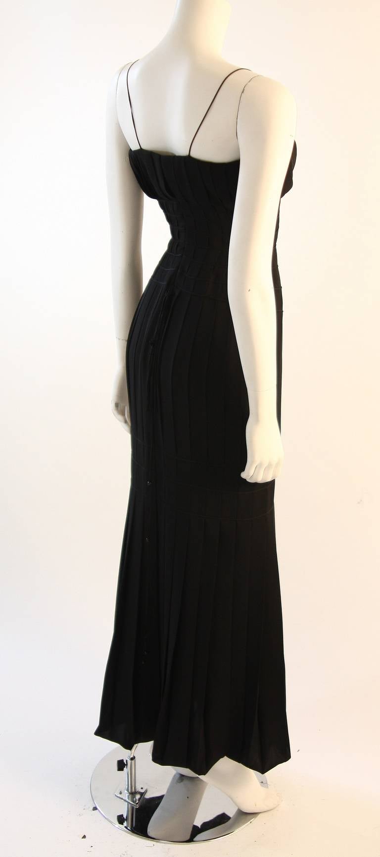 Thierry Mugler - Superbe robe de soirée plissée en soie avec pompons, taille 38 en vente 1