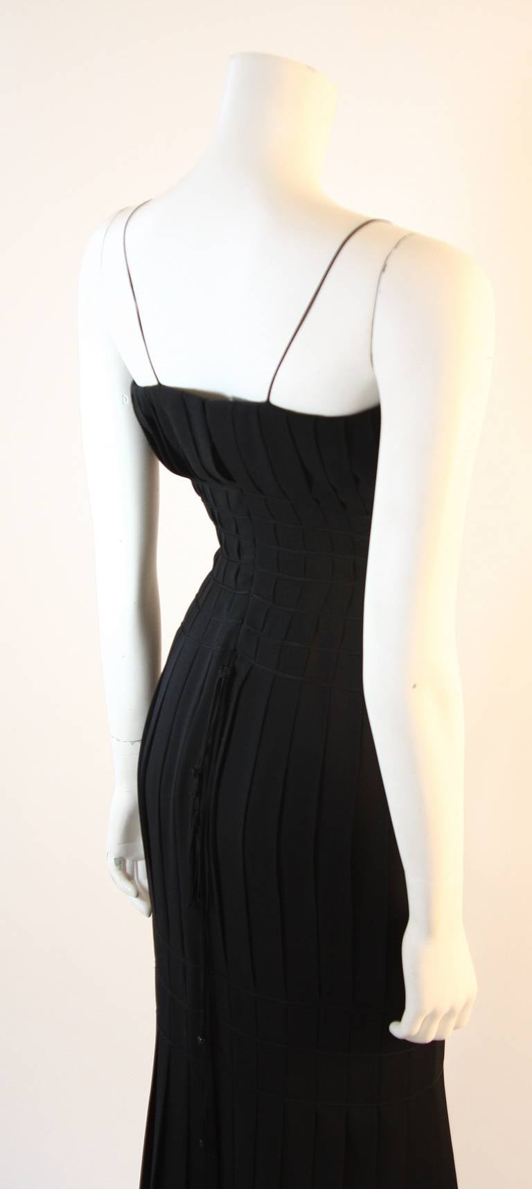 Thierry Mugler - Superbe robe de soirée plissée en soie avec pompons, taille 38 en vente 2