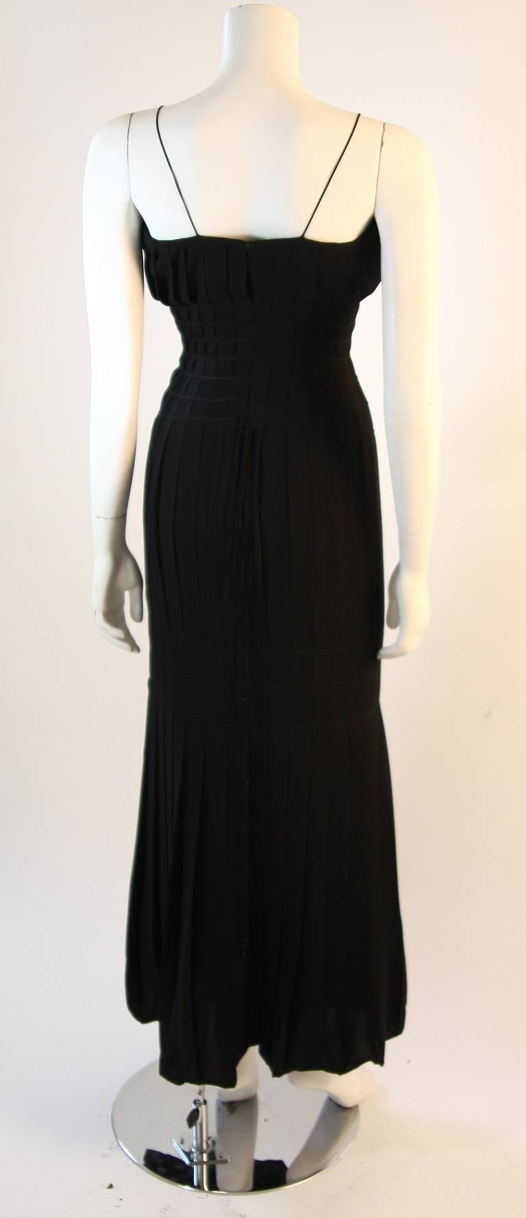 Thierry Mugler - Superbe robe de soirée plissée en soie avec pompons, taille 38 en vente 3