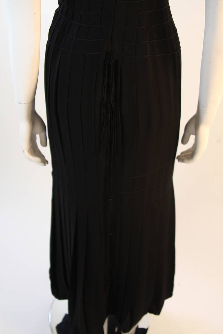 Thierry Mugler - Superbe robe de soirée plissée en soie avec pompons, taille 38 en vente 4