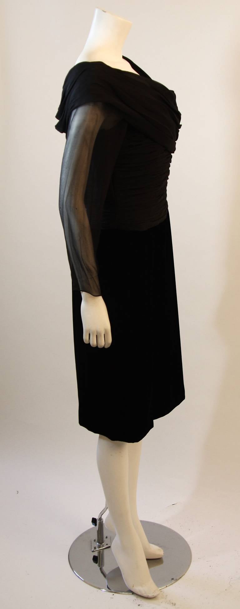 Oscar De La Renta Classic Draped Chiffon and Velvet Cocktail Dress Size 14 In Excellent Condition For Sale In Los Angeles, CA