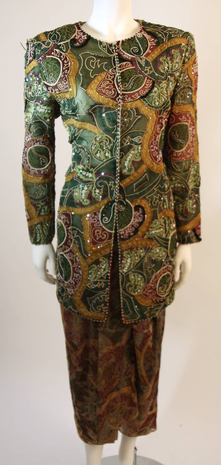 This Oscar De La Renta evening ensemble features a long zip front jacket and wrap style skirt. 

Measures (Approximately)
Size 12
Jacket
Length: 33.5