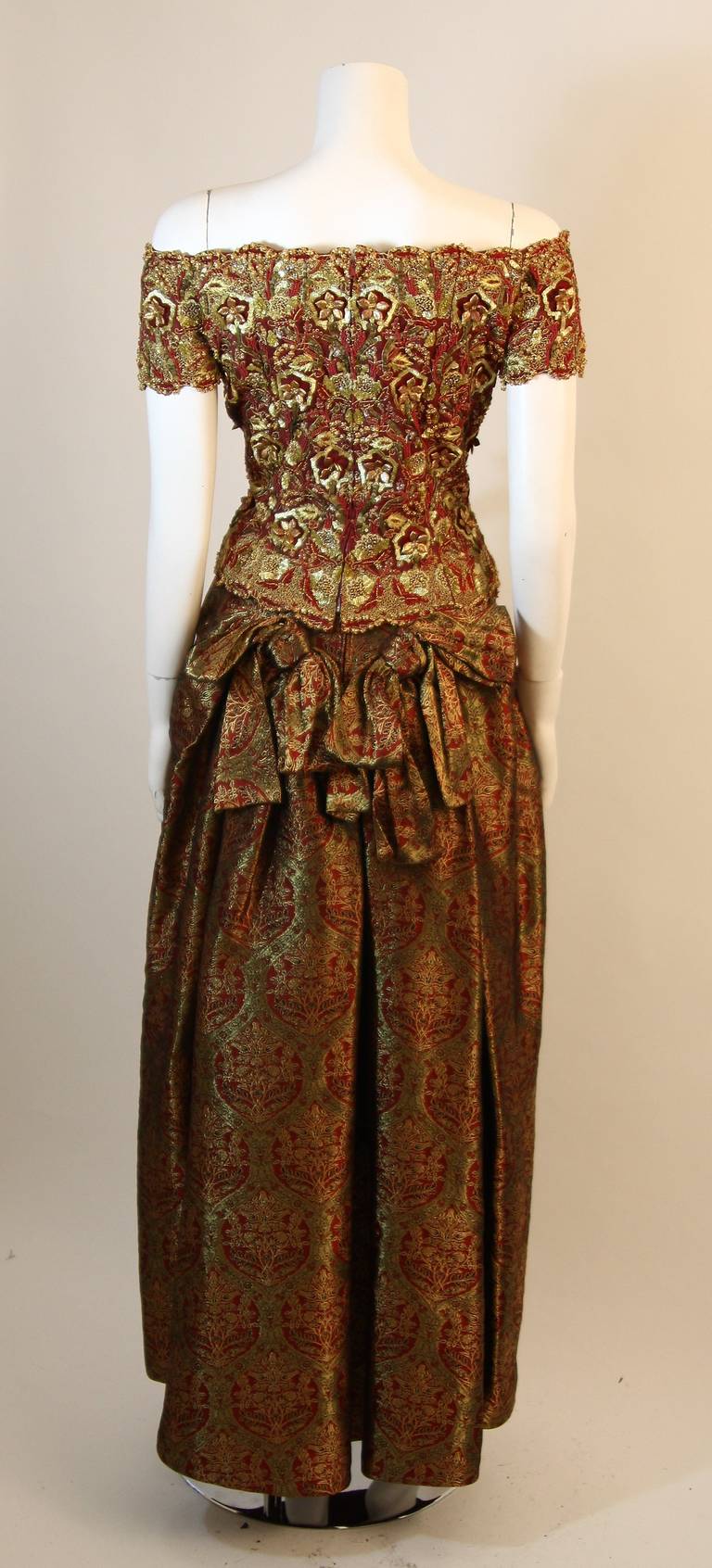 Oscar De La Renta Gold & Burgundy Embroidered & Beaded Evening Ensemble In Excellent Condition For Sale In Los Angeles, CA