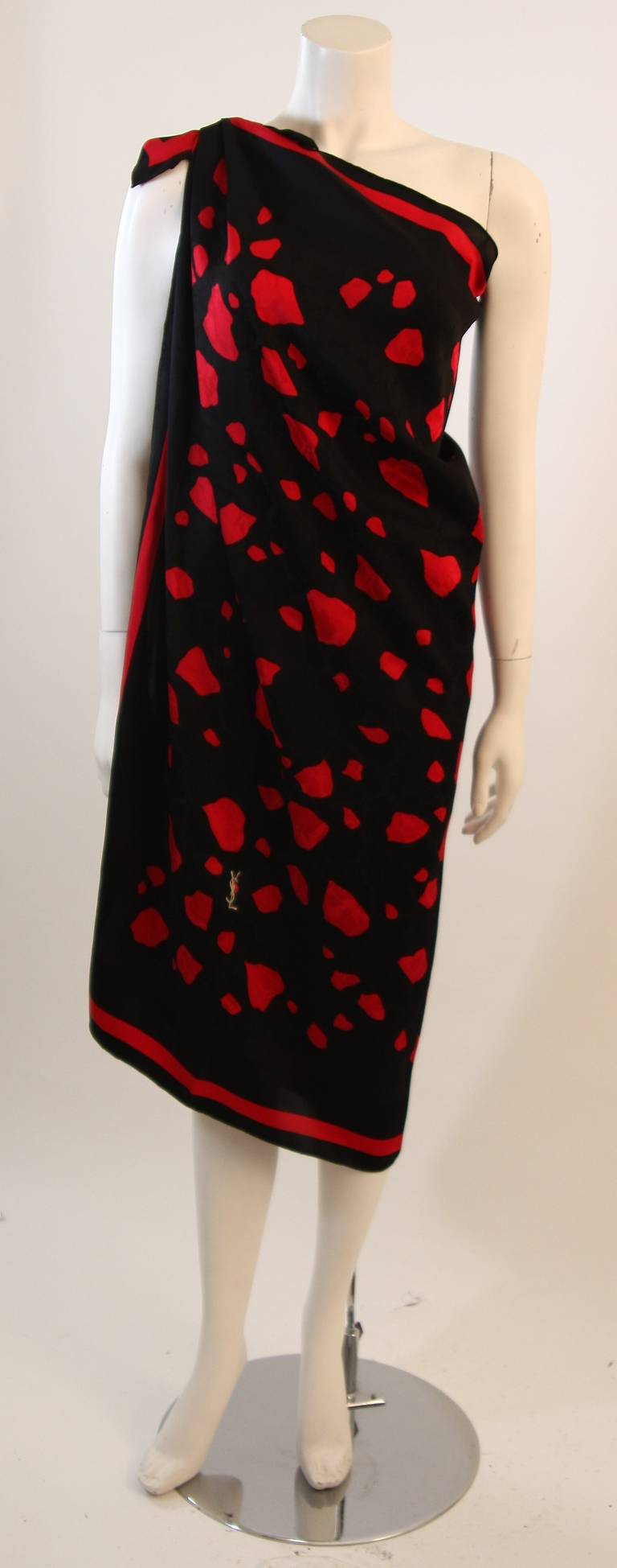 This is a wonderful generously sized Yves St. Laurent scarf or shawl. It is composed of a beautiful silk with stunning black and red contrast print. Made in France.

Measures (Approximately)
46