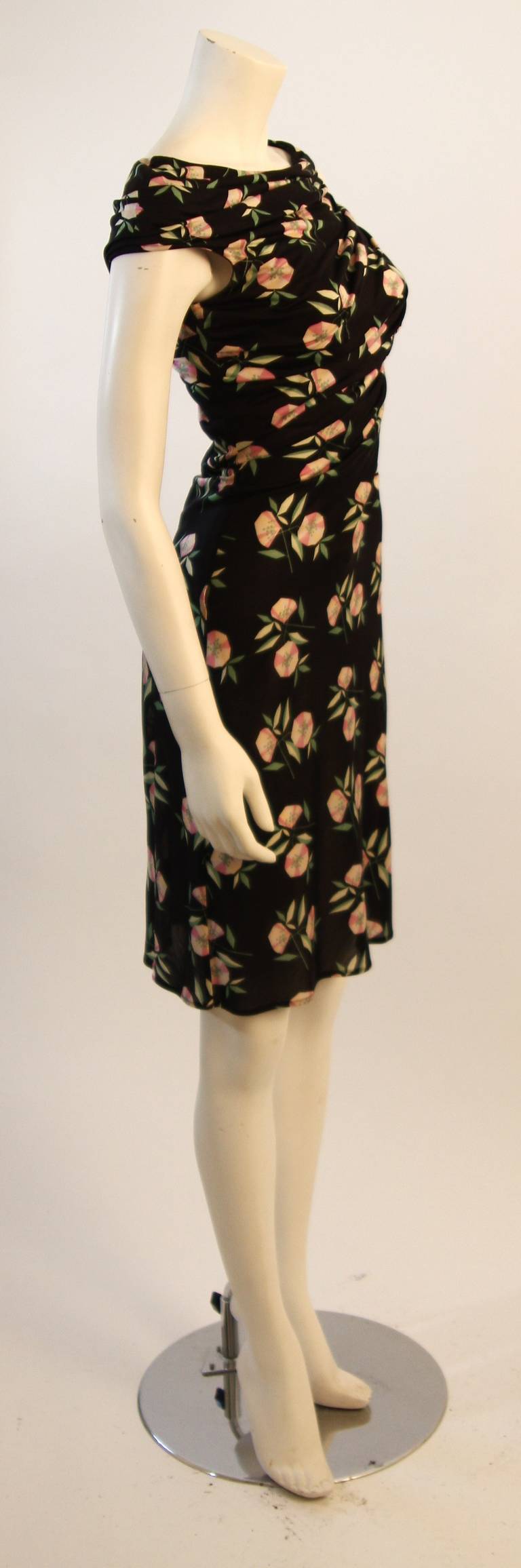 Women's Gianni Versace Black with Pink Roses Ruched Silk Jersey Dress Size 40 For Sale
