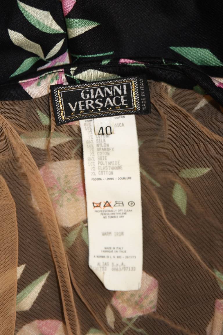 Gianni Versace - Robe en jersey de soie froncée noire avec roses roses, taille 40 en vente 4