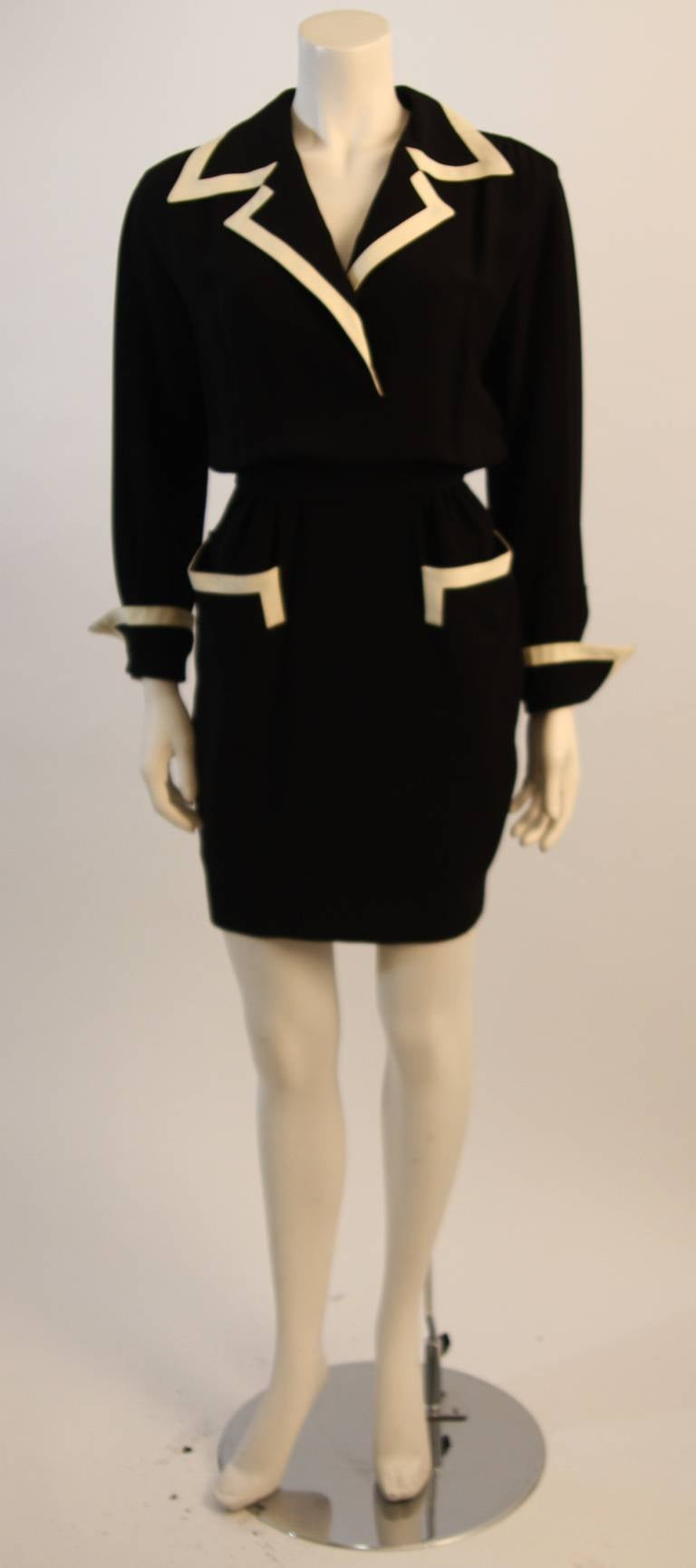 This is a stunning Moschino Couture design. This fabulous dress features a great contrasting design. A complete stunner with two front pockets, plunge collar neckline. There is a side closure with zipper and snaps. Made in Italy. 

Measures