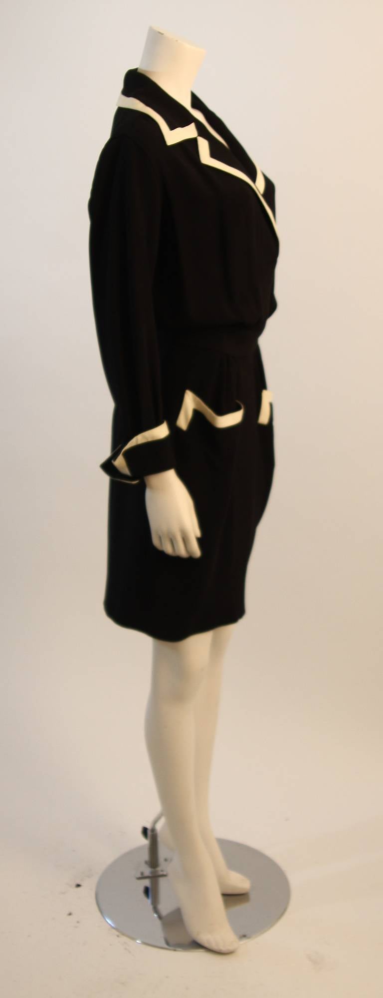 Fabulous Moschino Couture! Classic Pocket Dress with White Piping Detail Size 44 In Excellent Condition In Los Angeles, CA