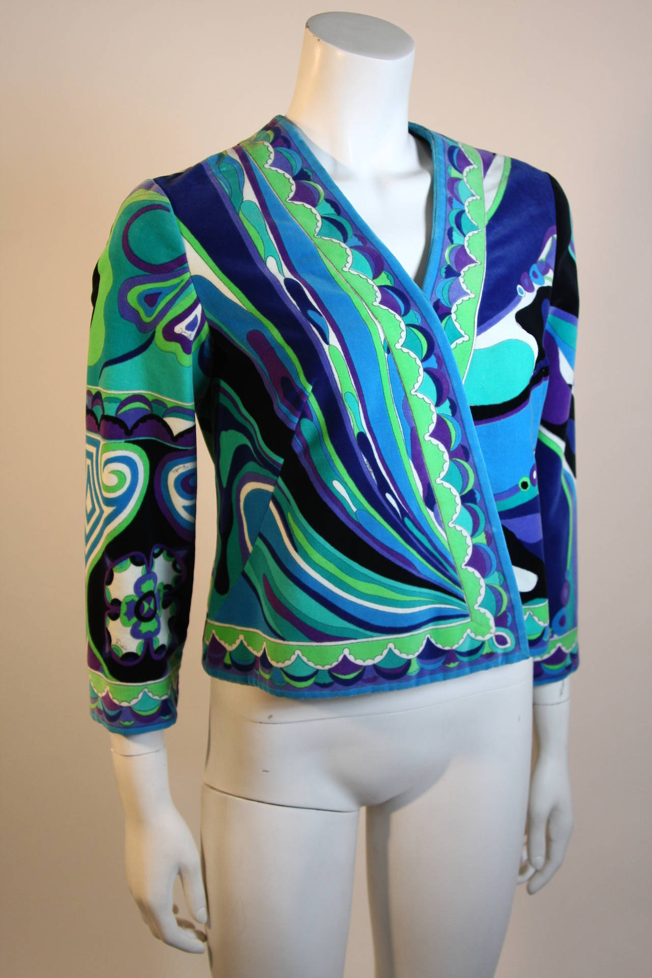 This is a stunning Pucci bolero. The jacket features snap front closures and 3/4 length sleeves. Made in Italy.

Measures (Approximately)
Length: 18.5